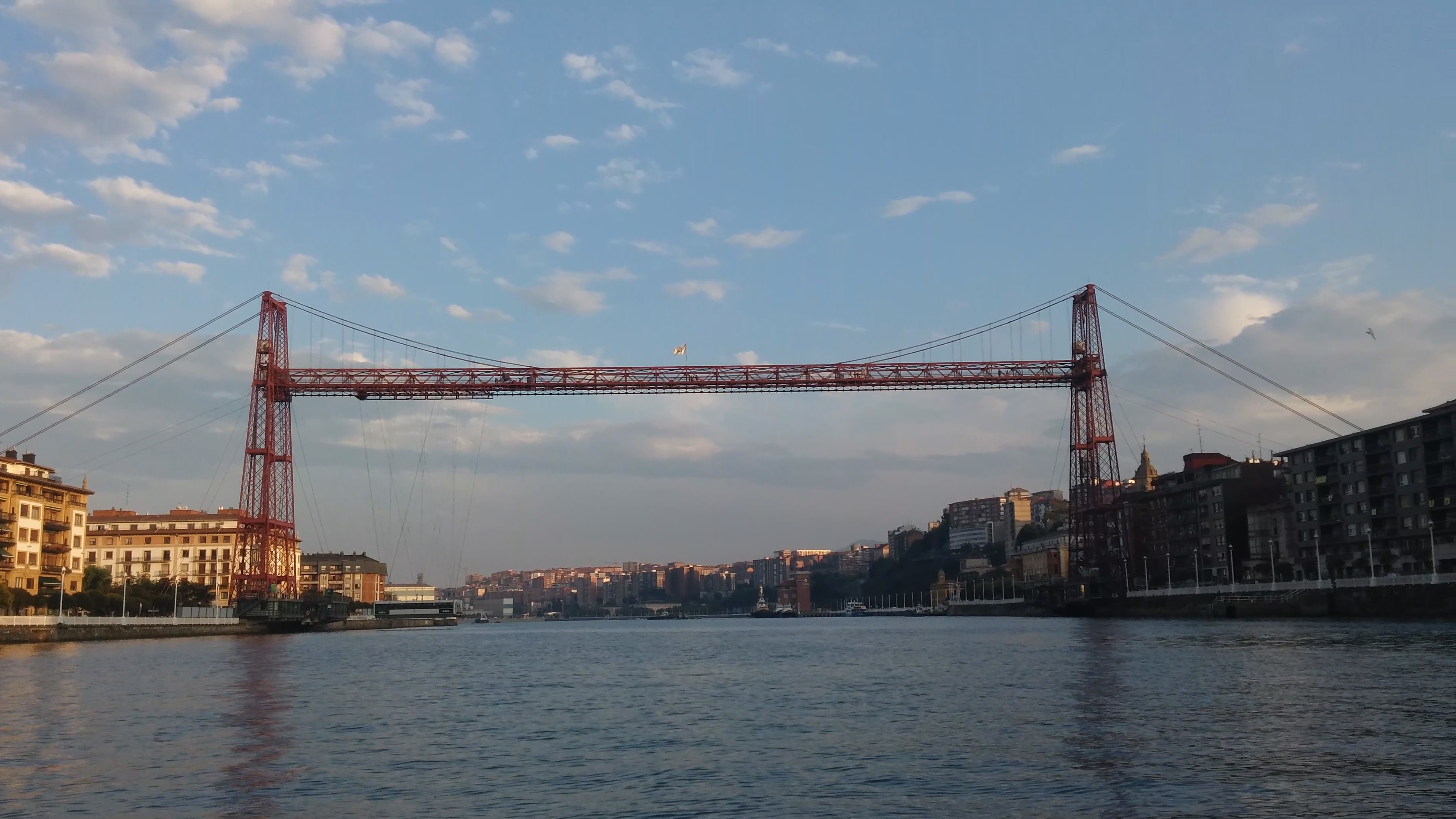 Puente colgante visto desde el mar