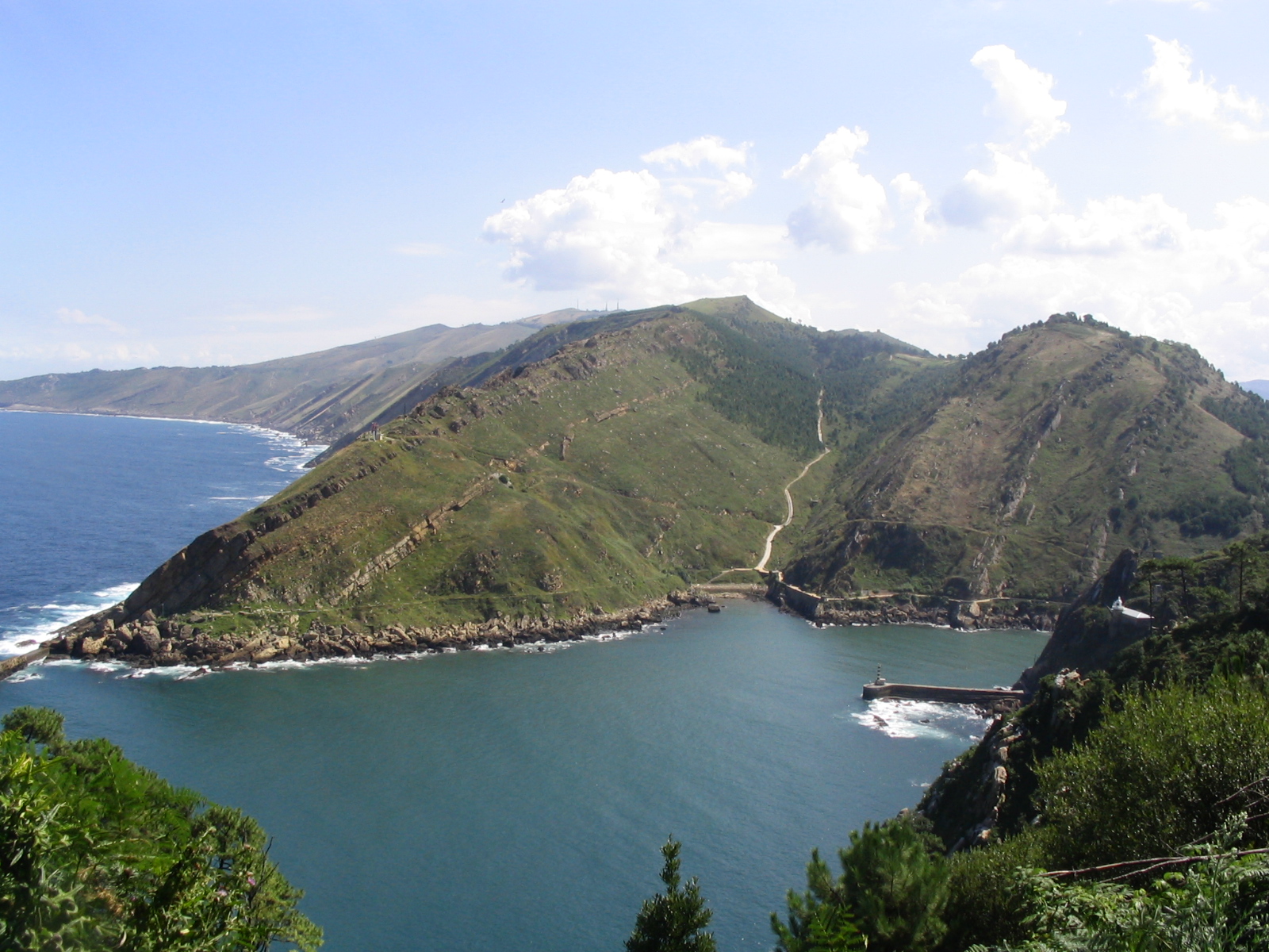 vista del camino de santiago desde la costa vasca