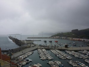 Puerto de Bermeo con niebla