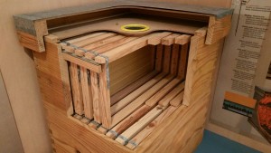 Colmena moderna en el Museo de la miel en Murgia