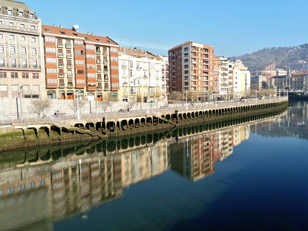 Reflejos desde el Puente del arenal, Bilbao