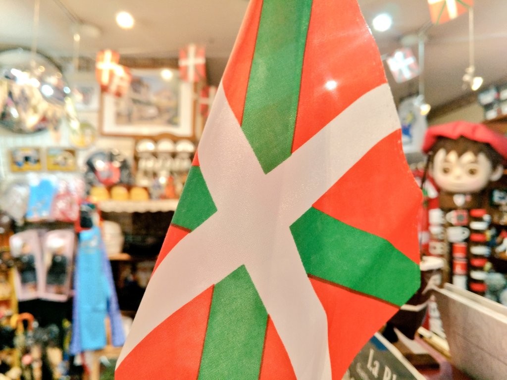 Ikurriña en la tienda Euskal Souvenirs de Gernika