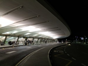 Aeropuerto de Bilbao de noche, llegadas