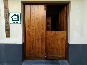 Puerta Casa rural Txikirrin III