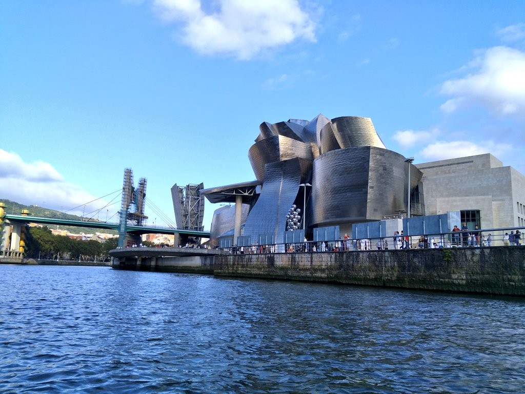 Museo Guggenheim desde la ría de Bilbao
