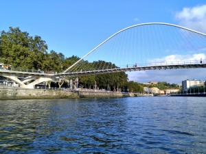 Puente zubizuri Bilbao desde la ría