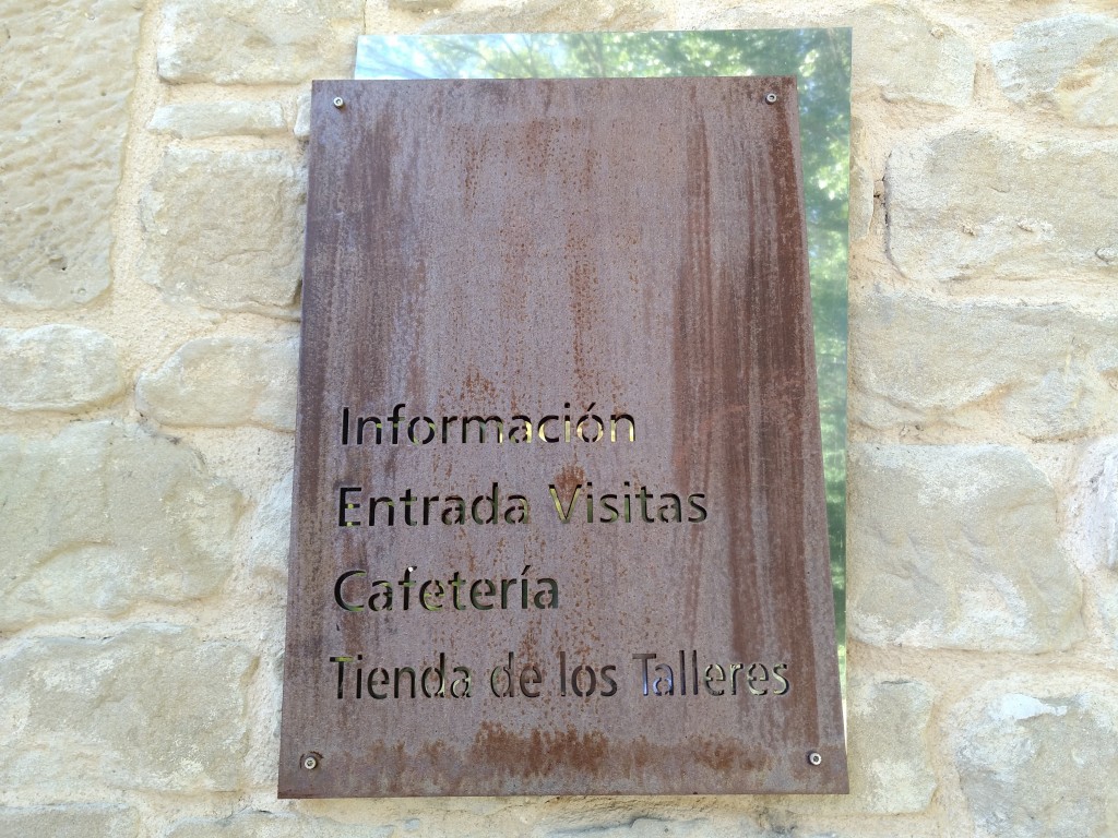 Cartel de entrada de la bodega Marqués de Riscal