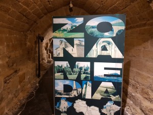 Cartel de la Zona Media de Navarra en las galerias subterraneas de Olite