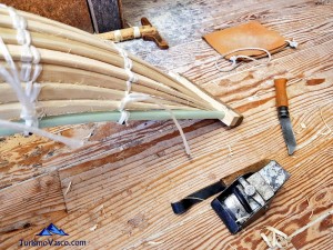 Elaboración tradicional de una cesta de remonte en Galarreta Jai Alai