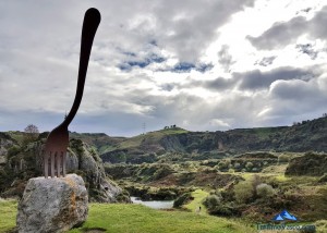 Escultura Hambre en La Arboleda, tenedor