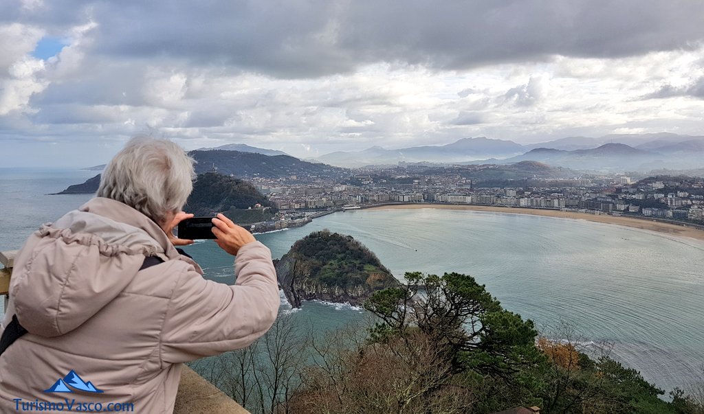 Señora sacando fotos desde el Monte Igeldo
