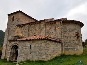 Exterior de la iglesia de Santa María de Arce, Pirineo Navarro