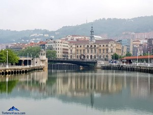 Ayuntamiento de Bilbao desde la ría