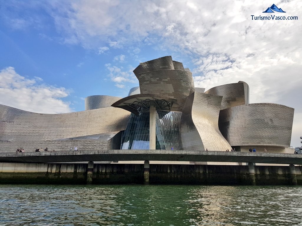 Guggenheim desde la ría de Bilbao