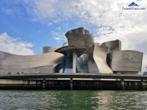 Guggenheim desde la ría de Bilbao