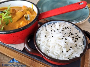 Curry de verduras en el curry verde