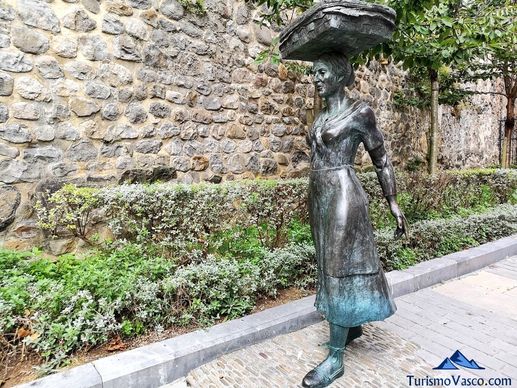 Mujer arrantzale Bermeo, escultura vendedora de pescado de Bermeo, que ver en Bermeo