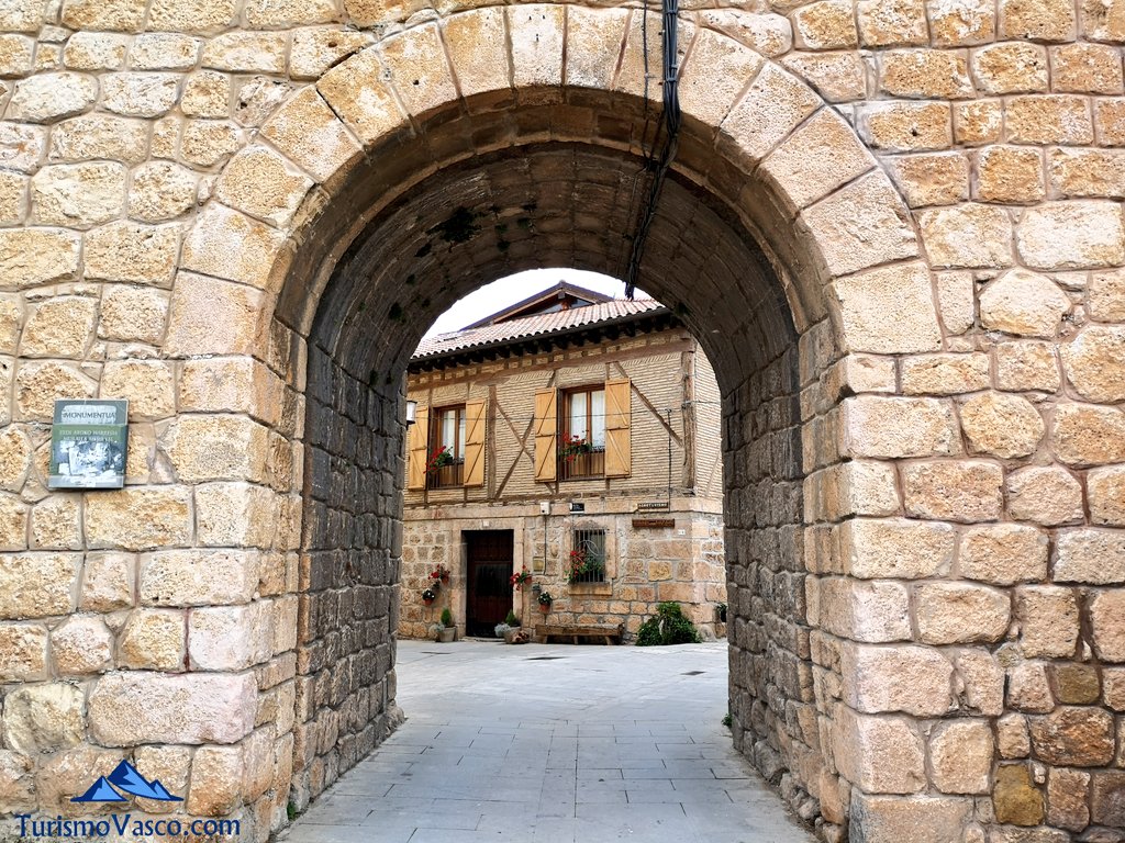 Puerta de acceso a Salinillas de Burandon, Rioja Alavesa