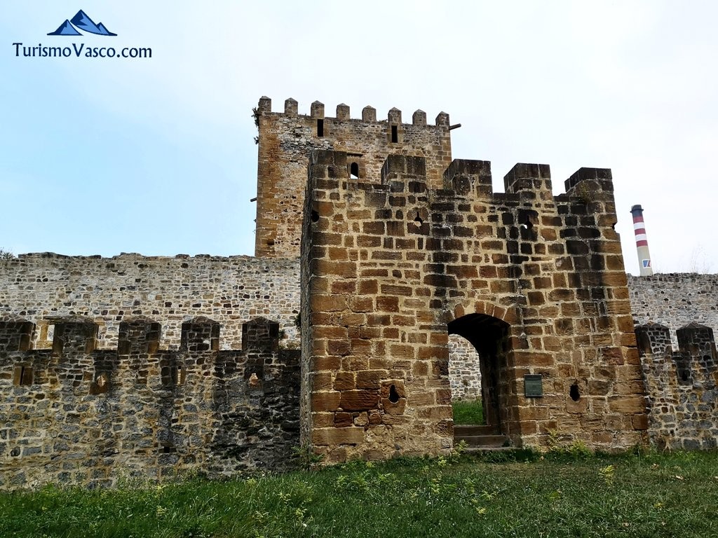 Torre de Petronor y entrada al Castillo de Muñatones