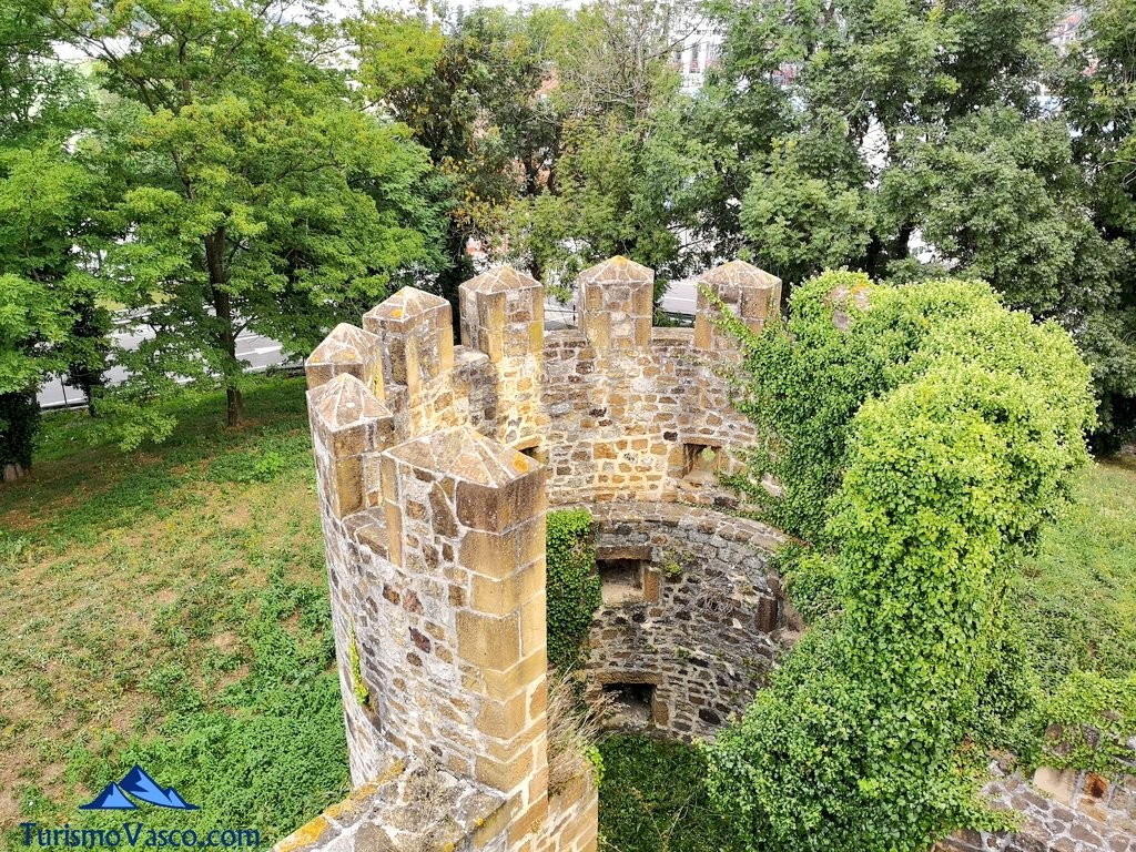 Torre circular del Castillo de Muñatones