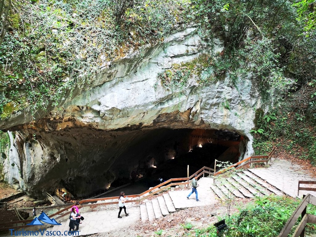 escaleras, cuevas de Zugarramurdi