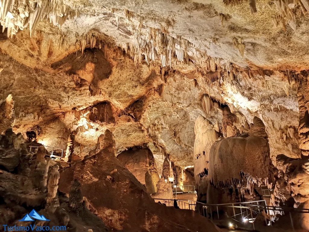 cueva de Pozalagua interior