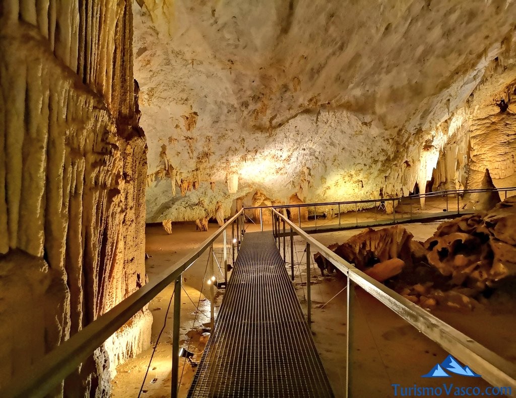 pasarela Cueva de Pozalagua