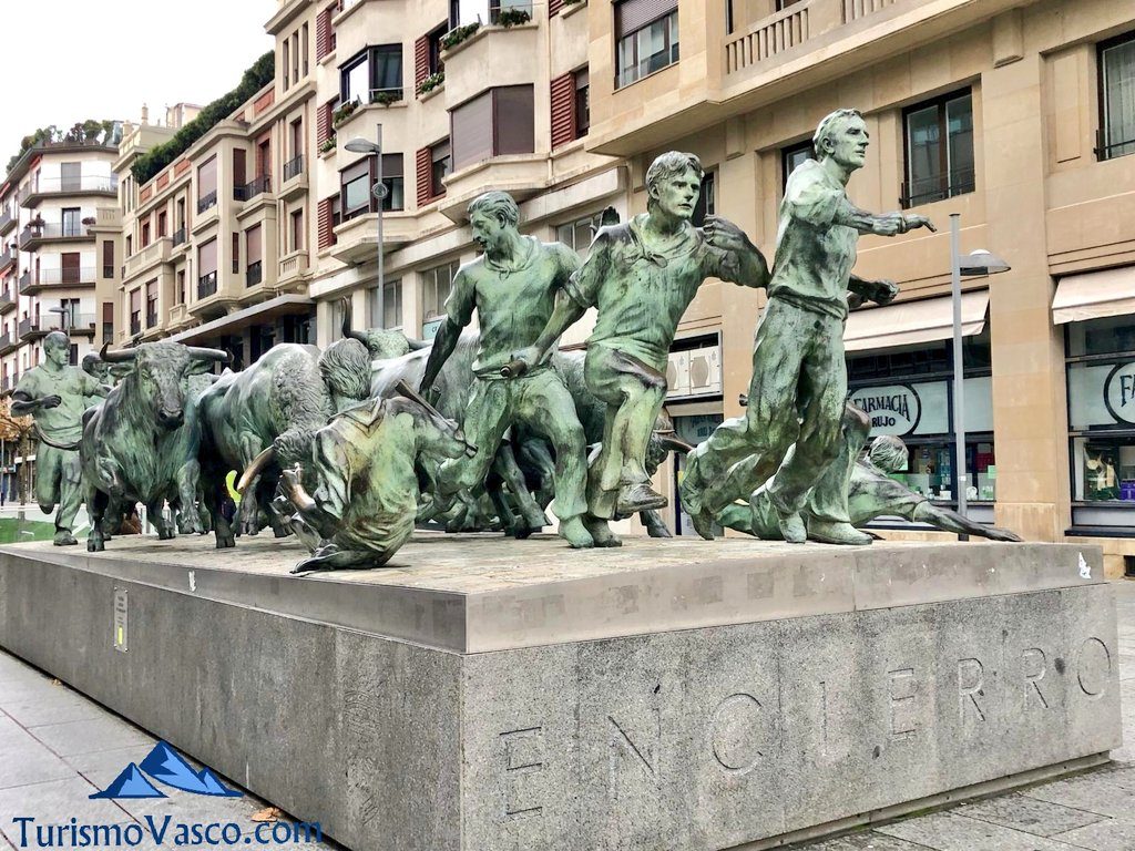monument san fermines, iruña pamplona