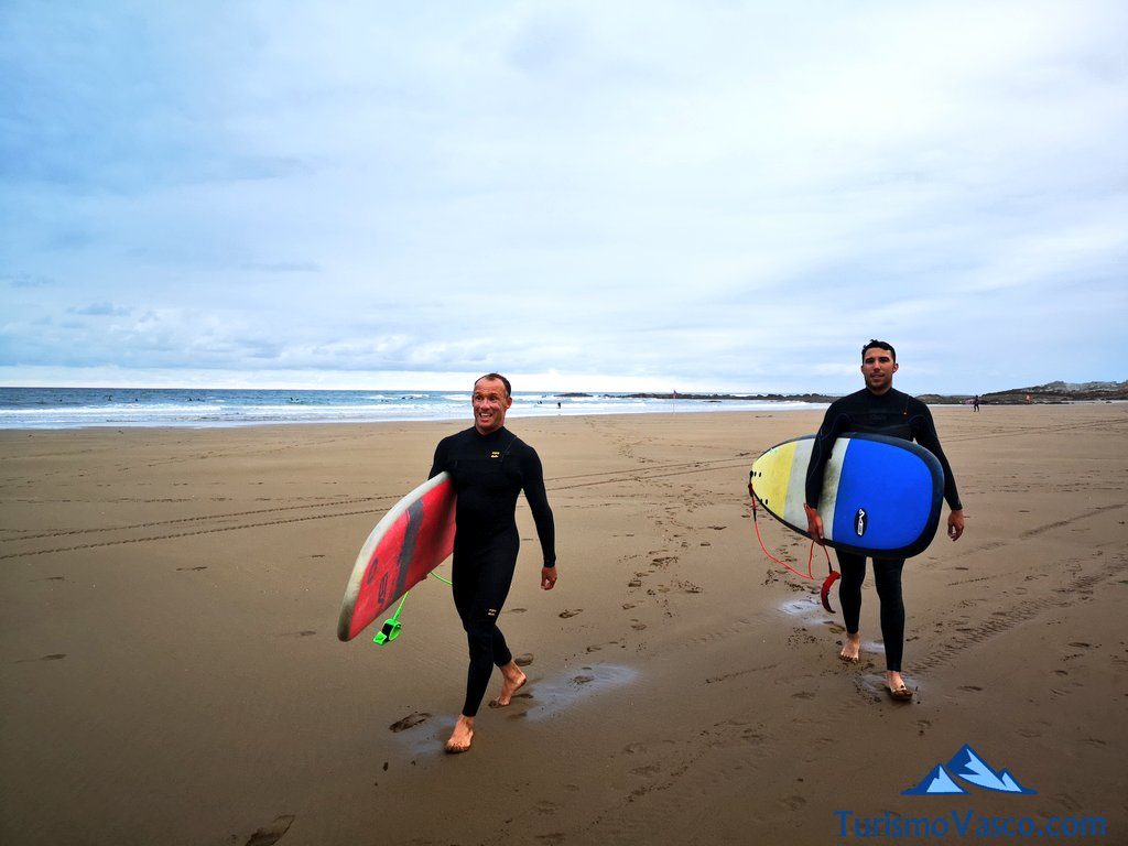 surfers saliendo del agua ,surf en getxo