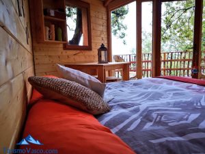 cama, Cabañas en los árboles en el Pirineo Navarro