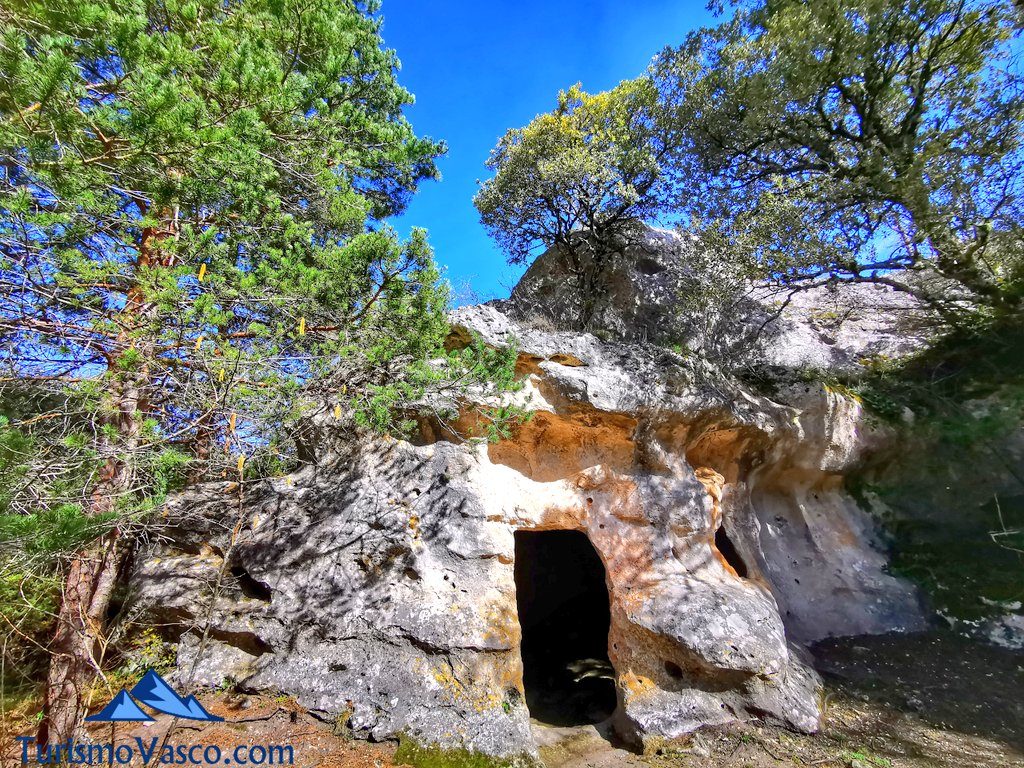 cuevas de los moros, cuevas de corro, cuevas de Valdegovía