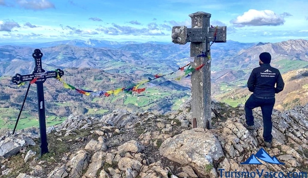 cima del monte Hernio, TurismoVasco, turismo en el País Vasco, Euskadi