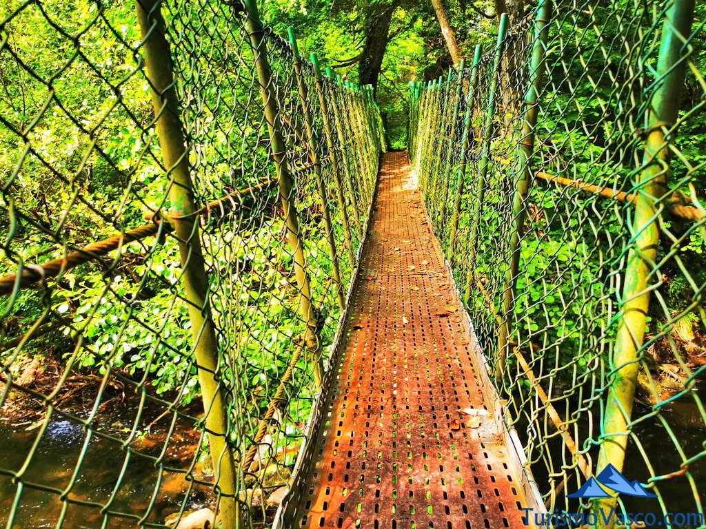 puente colgante de metal, ruta río Baia La Encontrada Lukiano