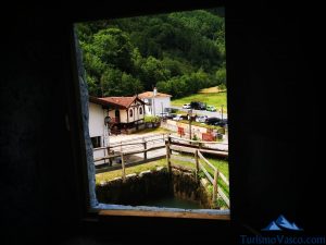 restaurante y casa rural de lastur desde la ventana del molino