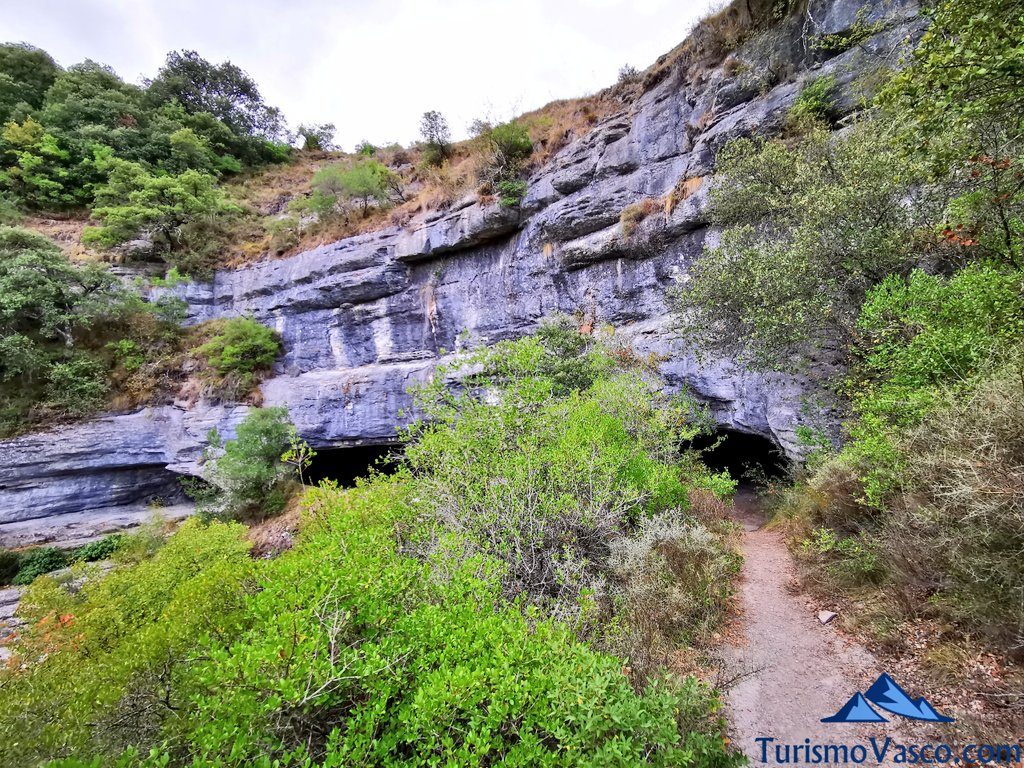 camino acceso a la cueva, ruta cueva de Los Goros