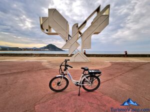 escultura paloma de la paz, alquiler de bicicletas en Donostia San Sebastian