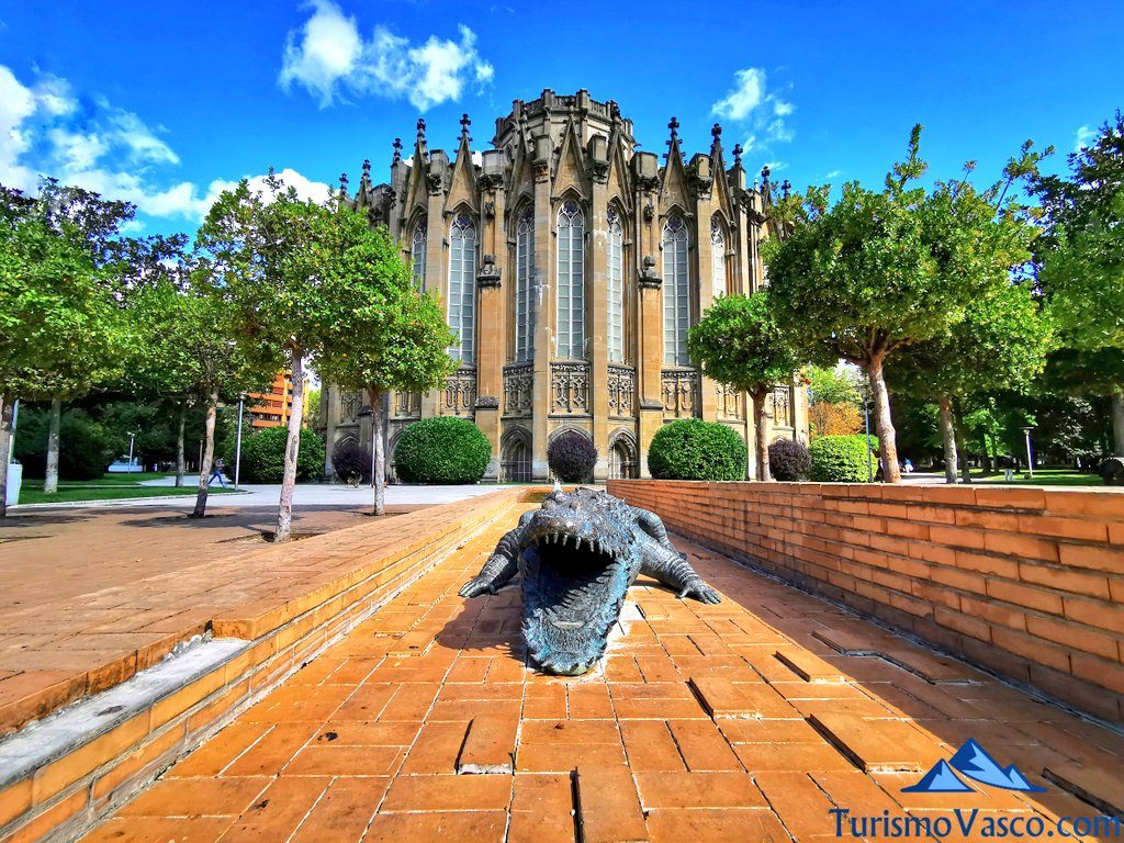 cocodrilo, escultura vitoria gasteiz, que ver en Vitoria Gasteiz