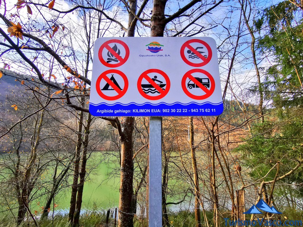 sign prohibited bathing, fishing, camping, fire, Aixola reservoir route