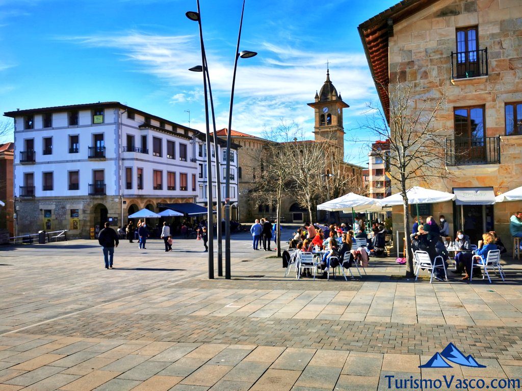 foruen enparantza mungia, plaza de los fueros, Mungia what to do and see