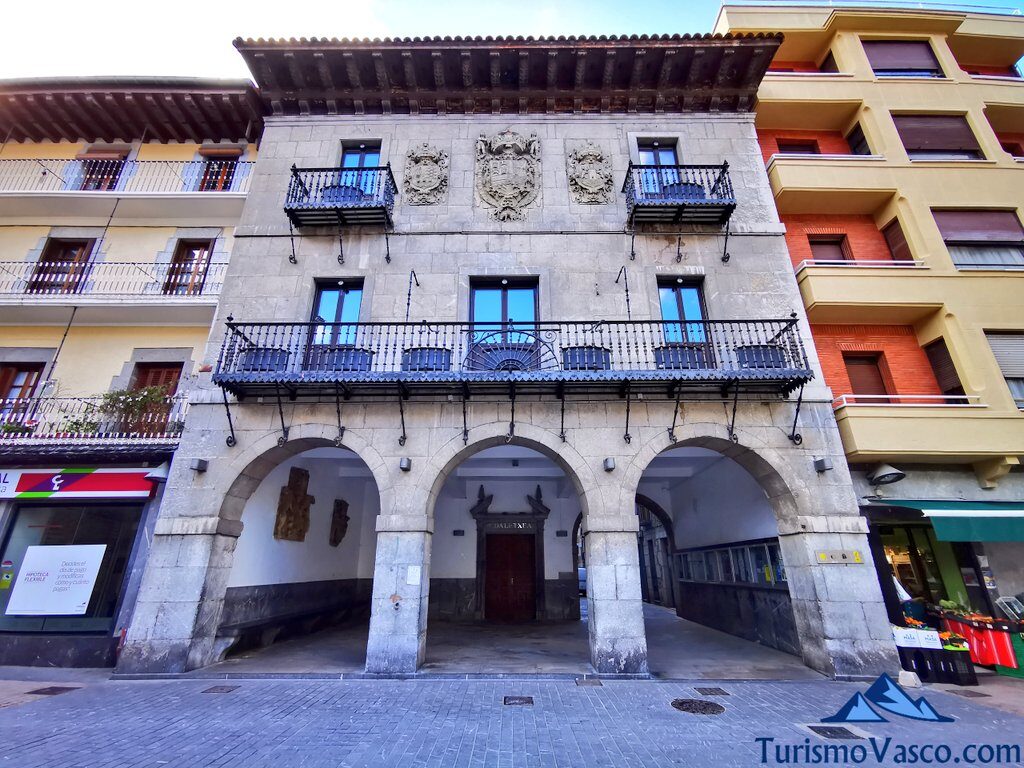 town hall of deba, what to see in Deba