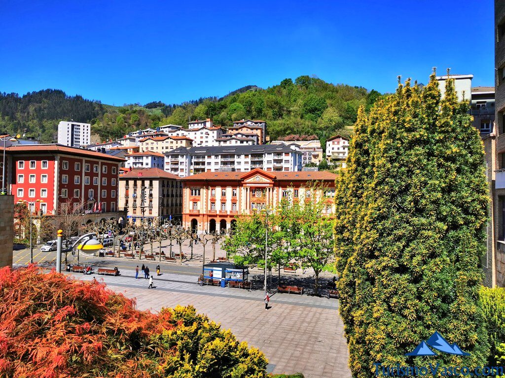 ayuntamiento de eibar y plaza untzaga, qué ver en Eibar