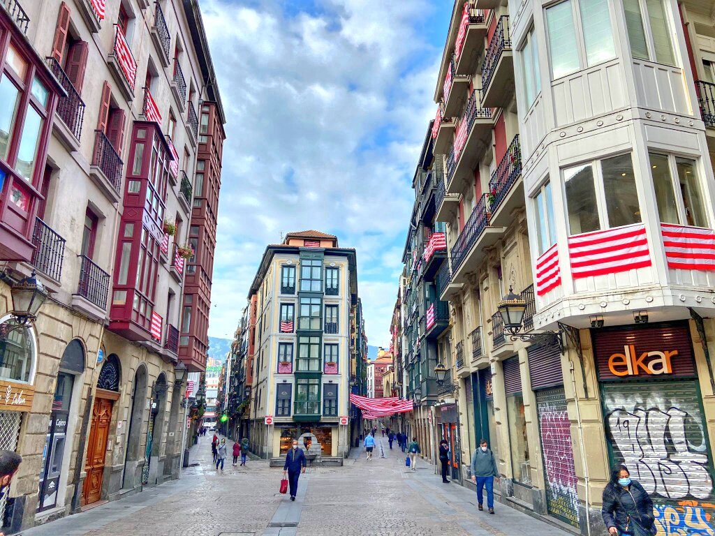 calles del casco viejo de Bilbao lleno de banderas del Athletic de Bilbao, qué ver en Bilbao