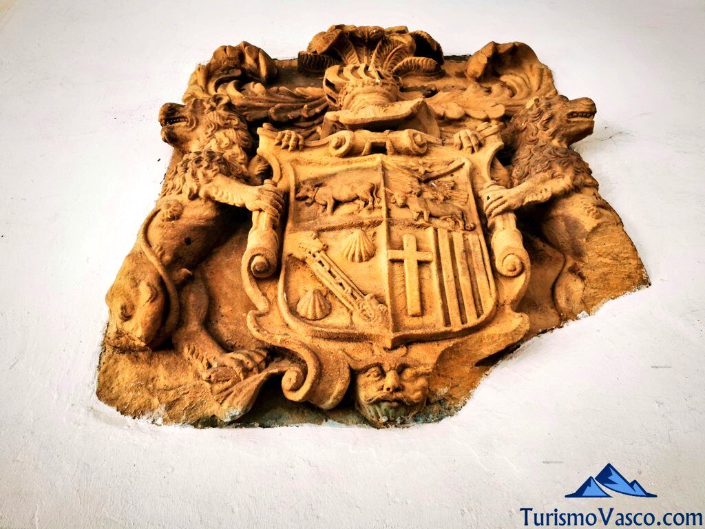 shield town hall of deba, what to see in Deba