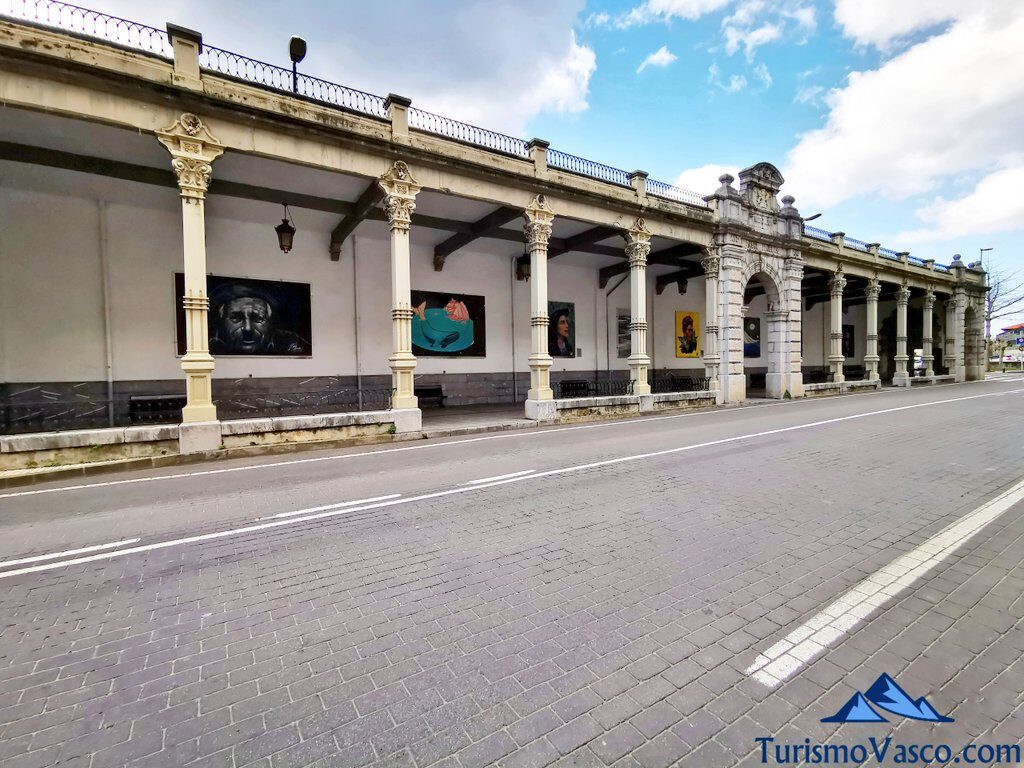 market square, covered promenade and market of Deba, what to see in Deba