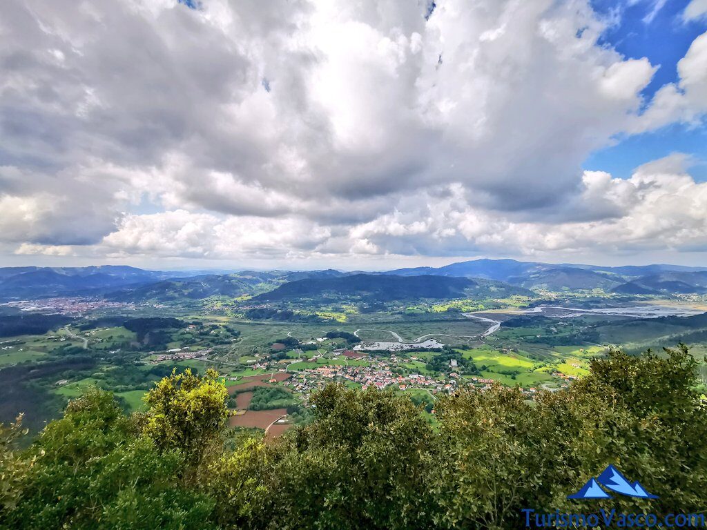 vistas de urdaibai y los montes de Durangaldea desde San Miguel de Ereñozar, Urdaibai