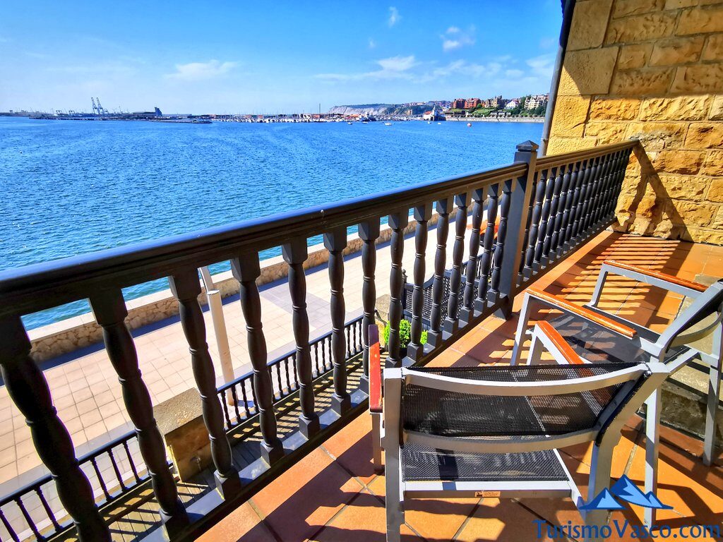 balcony of the hotel embarcadero, where to sleep in Getxo