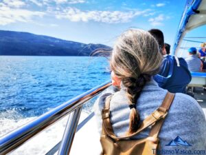 viajeros disfrutando de las vistas, ruta en barco a San Juan de Gaztelugatxe