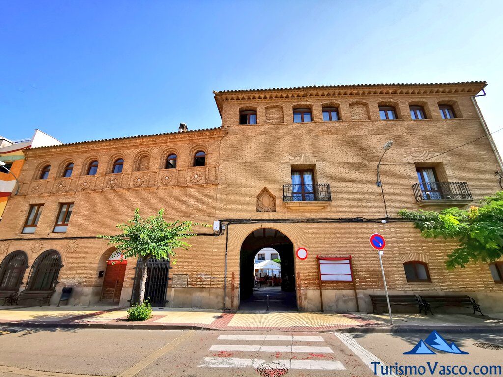 arguedas town hall, what to see in Arguedas