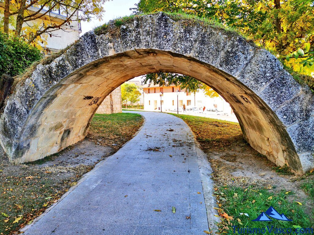 Arch of the Portal de Ula Kalea of Agurain next to the church santa maria, what to see in Agurain Salvatierra