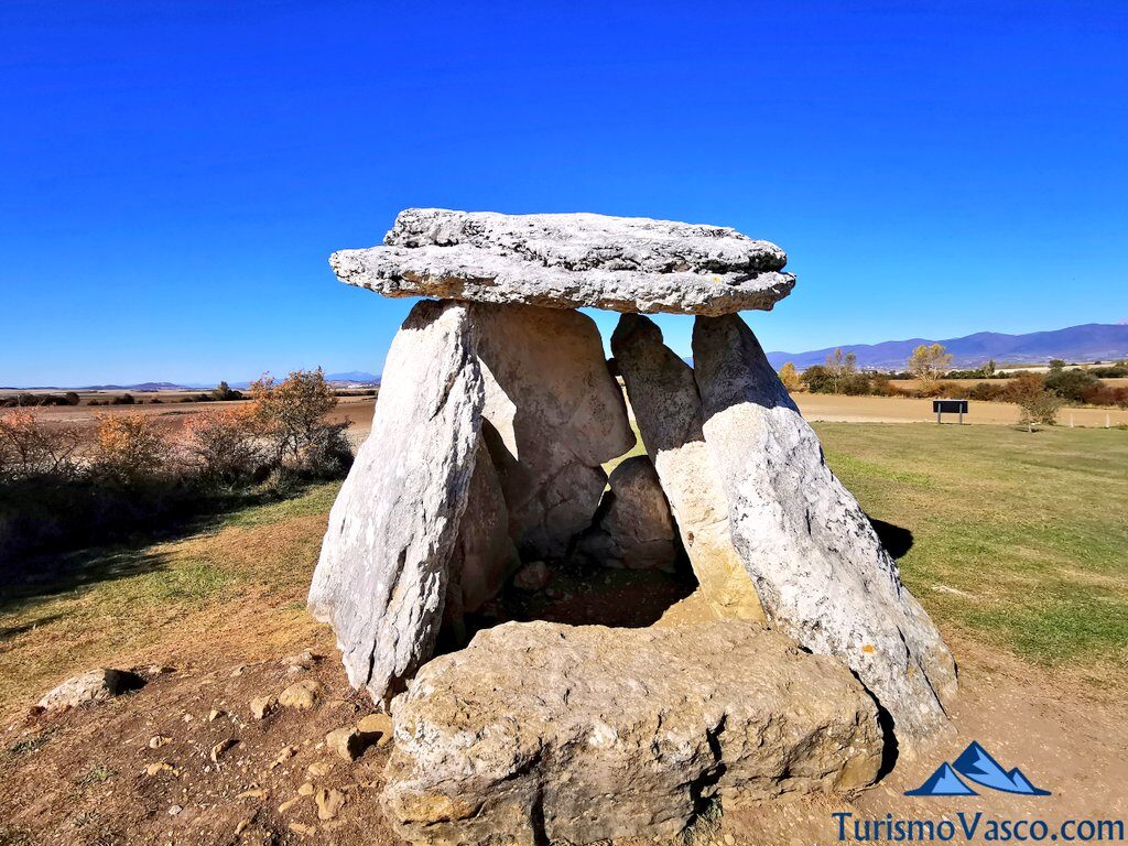 sorginetxe dolmen of agurain, what to see in Agurain Salvatierra